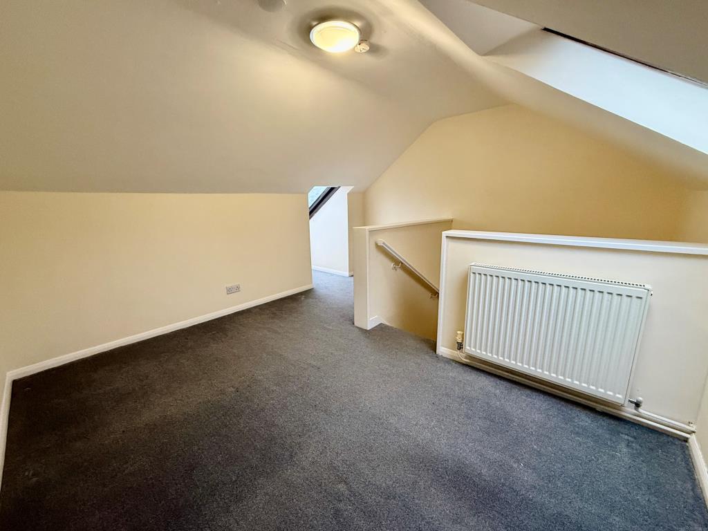 Lot: 101 - THREE STOREY HOUSE FOR IMPROVEMENT - Loft room